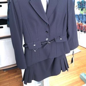 Tahari Women’s Skirt Suit Set. Size 2P - Navy Blue